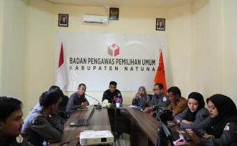 Rapat bulanan internal Bawaslu Kabupaten Natuna pada saat membahas program kerja Tahun 2026 pada Selasa (20/01/2026)