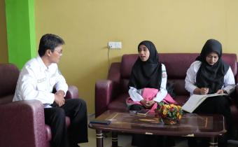 Anggota Bawaslu Kabupaten Natuna Ila Nurlaila pada saat melakukan audiensi dengan kepala kantor cabang Dinas Pendidikan Provinsi Kepulauan Riau di Natuna bapak Sutomo pada Rabu (21/01/2026)