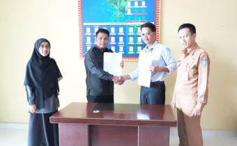 Ketua Bawaslu Kabupaten Natuna Siswandi beserta Anggota Ila Nurlaila saat penandatanganan MoU bersama Cabang Dinas Pendidikan Kabupaten Natuna Provinsi Kepulauan Riau pada Selasa (10/02/2026)