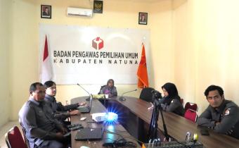 Anggota Bawaslu Kabupaten Natuna Ila Nurlaila saat mengikuti Zoom kegiatan literasi pojok pengawasan bersama staf Hukum, Pencegahan, Parmas dan Humas (02/02/2026)