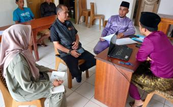Anggota Bawaslu Kabupaten Natuna Sudarsono bersama staf saat sedang melakukan pengawasan Cokts yang dilakukan oleh KPU Kabupaten Natuna dalam rangka kegiatan Pemutakhiran Data Pemilih Berkelanjutan (PDPB) Triwulan I Tahun 2026.