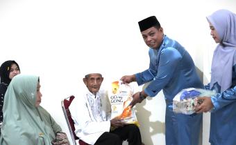 Ketua Bawaslu Kabupaten Natuna Siswandi, S.Sos saat memberikan sembako kepada masyarakat kurang mampu pada kegiatan Bawaslu Natuna berbagi, Jumat (06/03/2026) di Kantor Bawaslu Kabupaten Natuna