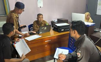 Staf Bawaslu Natuna pada saat melakukan pengawasan coktas di kelurahan yang ada di Kecamatan Bunguran Timur (09/03/2026)