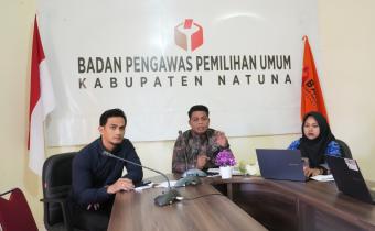 Ketua Bawaslu Kabupaten Natuna Siswandi bersama staf saat mengikuti zoom PDPB Triwulan I 2026 bersama Bawaslu Provinsi Kepulauan Riau (12/03/2026)