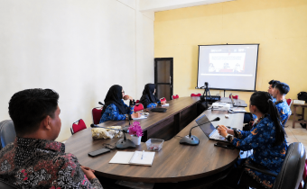 Ketua Bawaslu Kabupaten Natuna Siswandi, S.Sos saat mengikuti zoom rapat koordinasi bersama Bawaslu Provinsi Kepri (23/04/2026)