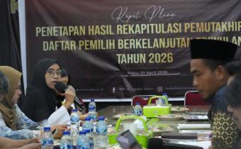 Anggota Bawaslu Kabupaten Natuna Ila Nurlaila saat menyampaikan masukan kepada KPU Kabupaten Natuna pada rapat pleno PDPB Triwulan I Tahun 2026 (01/04/2026)