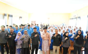 Foto bersama ketua dan anggota Bawaslu Kabupaten Natuna bersama para siswa dan kepala sekolah SMAN 1 Bunguran Utara dalam kegiatan Sosialisasi Pengawasan Partisipatif (Jumat, 10/04/2026)
