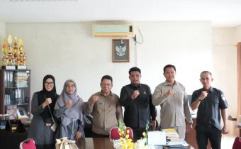 Foto bersama ketua STAI Natuna Bapak Umar Natuna bersama Ketua dan Anggota Bawaslu Kabupaten Natuna Siswandi, Sudarsono dan Ila Nurlaila dalam kegiatan koordinasi dan konsolidasi terkait pengawasan partisipatif dan rencara kerjasama MoU (18/05/2026)