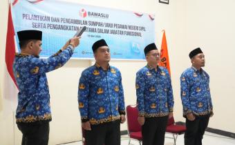 Proses pengambilan sumpah/janji PNS di lingkungan Sekretariat Bawaslu Kabupaten Natuna (19/05/2026)
