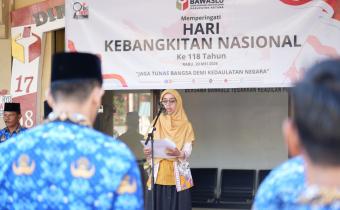 Ila Nurlaila saat memimpin upacara peringatan hari kebangkitan nasional tahun 2026 di halaman kantor sekretariat Bawaslu Kabupaten Natuna (20/05/2026)