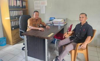 Anggota Bawaslu Kabupaten Natuna Sudarsono bersama staf kantor camat Bunguran Selatan dalam konsolidasi demokrasi pada (11/06/2026)