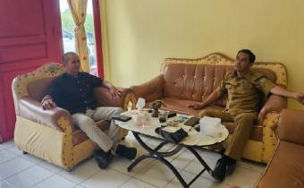 Anggota Bawaslu Kabupaten Natuna Sudarsono pada saat melakukan konsolidasi demokrasi bersama staf UKSPF Bunguran Selatan pada (24/06/2026)
