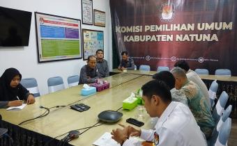 Sudarsono Anggota Bawaslu Kabupaten Natuna saat melakukan koordinas terkait pemutakhiran data pertai politik berkelanjutan bersama KPU Kabupaten Natuna (08/06/2026)