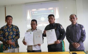 Ketua Bawaslu Kabupaten Natuna Siswandi bersama Ketua STAI Natuna Bapak Umar Natuna pada saat penandatanganan MoU antara Bawaslu Kabupaten Natuna dengan Sekolah Tinggi Agama Islam Natuna (08/06/2026)
