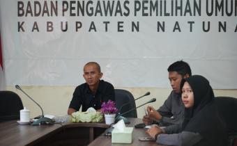 Anggota Bawaslu Kabupaten Natuna Sudarsono pada saat mengikuti kegiatan Klinik Penanganan Pelanggaran yang diselenggarakan oleh Bawaslu Provinsi Kepulauan Riau secara daring (09/06/2026)