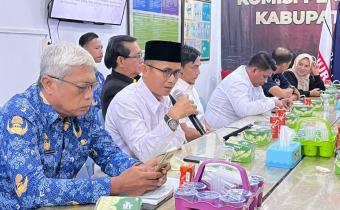 Anggota Bawaslu Kabupaten Natuna Sudarsono pada saat menyampaikan masukan kepada KPU Kabupaten Natuna dalam kegiatan Sosialisasi Pemutakhiran Data Partai Politik (Parpol) Berkelanjutan melalui Sistem Informasi Partai Politik (SIPOL) Semester I Tahun 2026 yang diselenggarakan oleh KPU Kabupaten Natuna di Kantor KPU Kabupaten Natuna, Ranai, Rabu (17/6/2026).