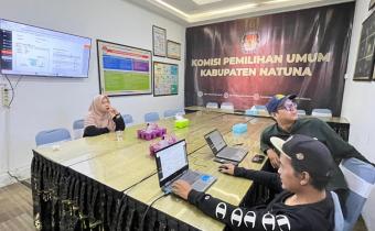 Staf Bawaslu Kabupaten Natuna Divisi Penindakan Pelanggaran dan Penyelesaian Sengketa saat melakukan pengawasan Verifikasi Pemutakhiran Data Parpol melalui SIPOL semester I Tahun 2026 di KPU Kabupaten Natuna (26/06/2026)