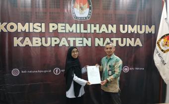 Anggota Bawaslu Kabupaten Natuna Ila Nurlaila saat menerima BA Pleno PDPB Triwulan II di Kantor KPU Kabupaten Natuna (01/07/2026)