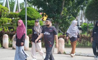 Anggota Bawaslu Kabupaten Natuna Ila Nurlaila dan Koordinator Sekretariat Fisabillillah saat jalan santai bersama jajaran staf di Pantai Piwang Kota Ranai (02/07/2026)