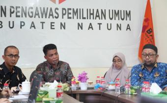 Ketua Bawaslu Kabupaten Natuna (Tengah) pada saat memberikan arahan dalam pelaksanaan kegiatan Peningkatan Kapasitas dan Pemahaman Pengelolaan Administrasi Keuangan di Lingkungan Bawaslu Kabupaten Natuna, pada Kamis (23/7/2026)