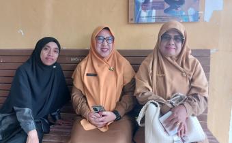 Anggota Bawaslu Kabupaten Natuna Ila Nurlaila saat melakukan konsolidasi demokrasi di SMAN 1 Ranai pada 27 Juli 2026