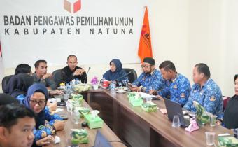 Tomi Yanto anggota KPU Kabupaten Natuna saat menyampaikan materi dalam kegiatan Pengelolaan Kehumasan Bawaslu pada (13/08/2026)