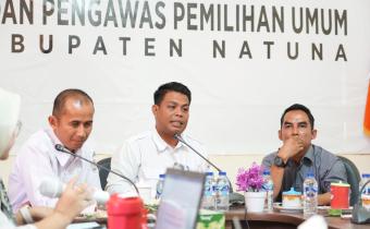 Ketua dan anggota Bawaslu Kabupaten Natuna dalam kegiatan Manajemen SDM Pengawas dan Kesekretariatan Bawaslu Kabupaten Natuna (19/08/2026)