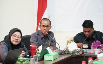 Anggota Bawaslu Kabupaten Natuna Sudarsono pada saat menyampaikan materi dalam kegiatan Peningkatan Kapasitas untuk Mewujudkan Pemilu Bermartabat melalui Penyelesaian Sengketa Proses (26/08/2026)