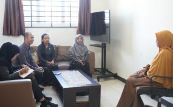 Anggota Bawaslu Kabupaten Natuna Sudarsono, Ila Nurlaila beserta staf pada saat melakukan audiensi dan koordinasi bersama kepsek SLB Negeri Ranai pada (03/08/2026)