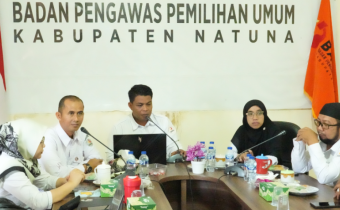 Ketua Bawaslu Kabupaten Natuna Siswandi, S.Sos pada saat menyampaikan materi terkait pelayanan informasi publik dalam kegiatan Pengelolaan dan Layanan Data dan Informasi Publik Bawaslu Kabupaten Natuna (19/08/2026)