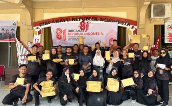 Foto bersama jajaran Bawaslu Kabupaten Natuna setelah pembagian hadiah lomba 17 Agustus 2026