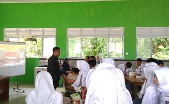 Ketua Bawaslu Kabupaten Natuna Siswandi, S.Sos saat memberikan materi "Pemilih Cerdas" di SMAN 1 Bunguran Selatan dalam kegiatan pendidikan pemilih berkelanjutan yang dilaksanakan oleh KPU Kabupaten Natuna (18/08/2026)