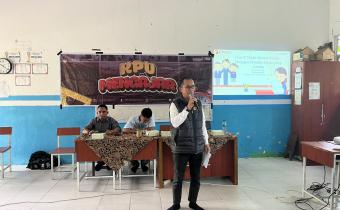 Anggota Bawaslu Kabupaten Natuna Sudarsono pada saat menyampaikan materi tolak politik uang dalam kegiatan pendidikan pemilih yang dilaksanakan oleh KPU Kabupaten Natuna di SMAN 1 Bunguran Timur Laut (17/09/2026)