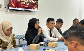 Anggota Bawaslu Kabupaten Natuna pada saat menyampaikan masukan kepada KPU Kabupaten Natuna pada saat Rapat Koordinasi PDPB Triwulan III di Kantor KPU Kabupaten Natuna (28/09/2026).