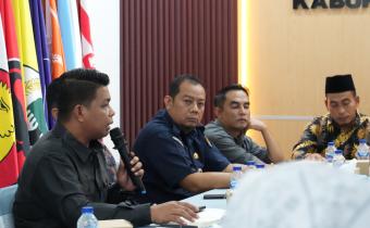 Ketua Bawaslu Kabupaten Natuna Siswandi, S.Sos pada saat menyampaikan saran masukan dalam Rapat Pleno Pemutakhiran Data Pemilih Berkelanjutan (PDPB) Triwulan III yang dilaksanakan di Kantor KPU Kabupaten Natuna (29/09/2026)