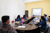 Ketua Bawaslu Kabupaten Natuna Siswandi, S.Sos saat mengikuti zoom rapat koordinasi bersama Bawaslu Provinsi Kepri (23/04/2026)